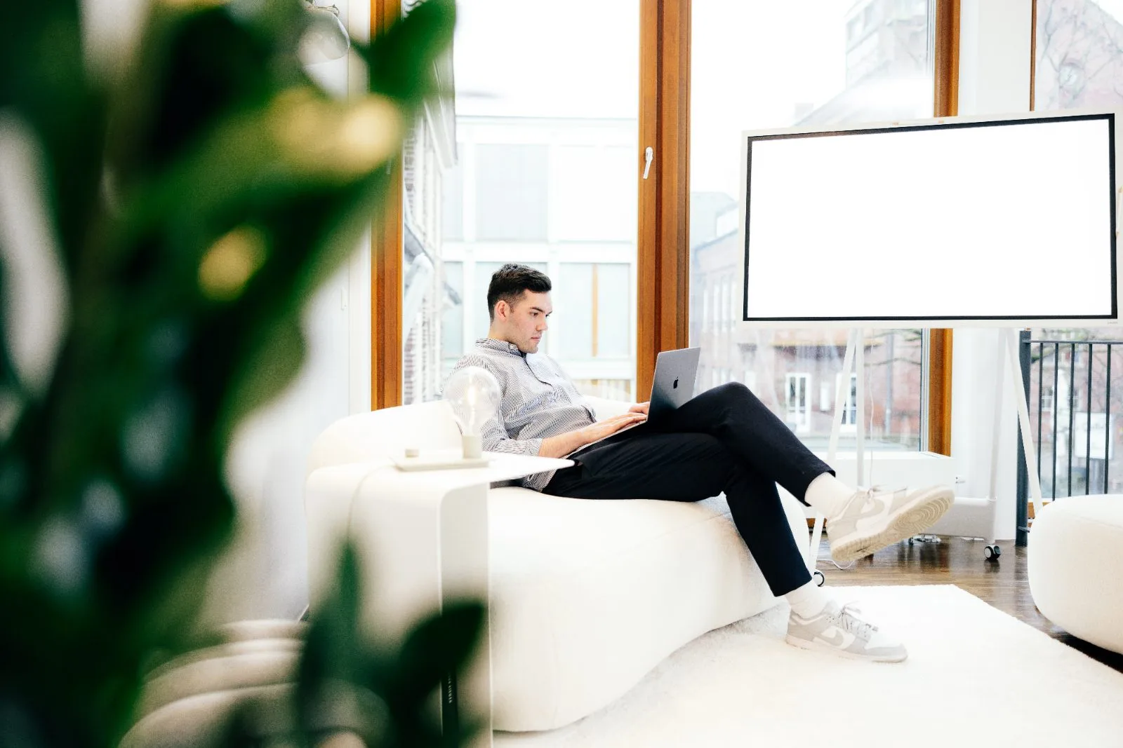 Kollege mit Laptop auf dem Sofa