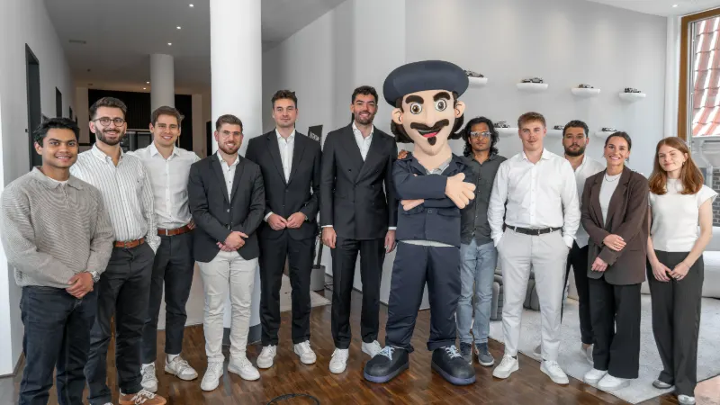 Das CARvinci-Team mit Maskottchen im Büro in Münster